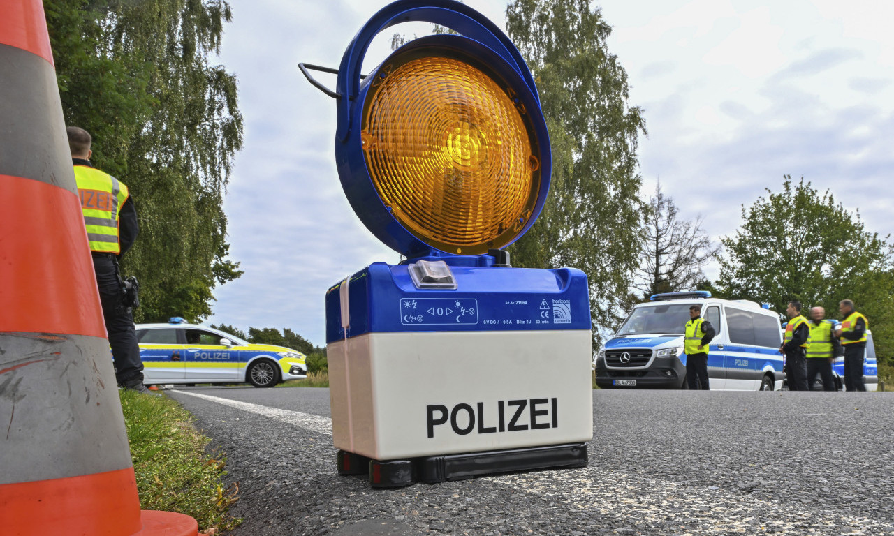 JURCALI 140 NA SAT I IMALI SEKS Automobil krivudao po auto-putu, policajci se šokirali kada su dobili prijavu svedoka