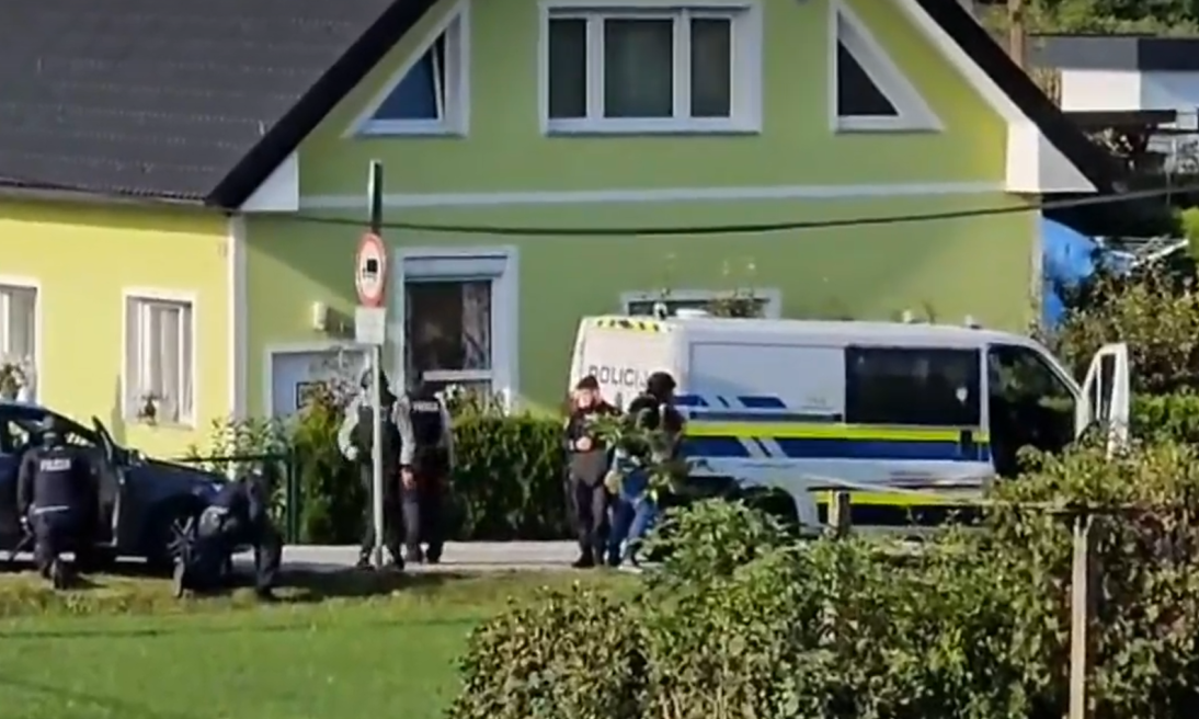 Muškarac koji PUCA s TERASE nije se predao: Drama kod PTUJA traje ceo dan