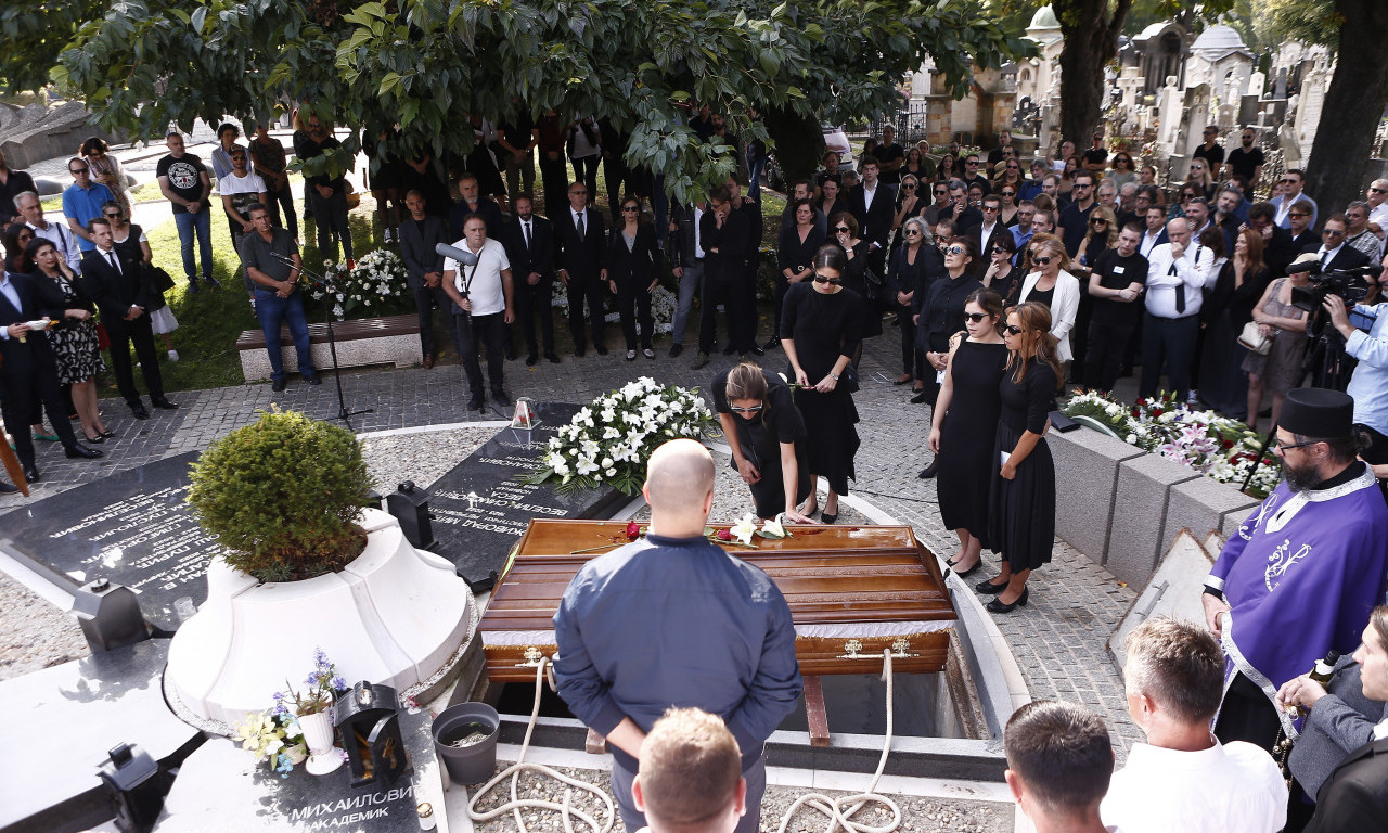 Smrt ne postoji, postoje samo seobe: Reditelj JAGOŠ Marković sahranjen u ALEJI ZASLUŽNIH GRAĐANA