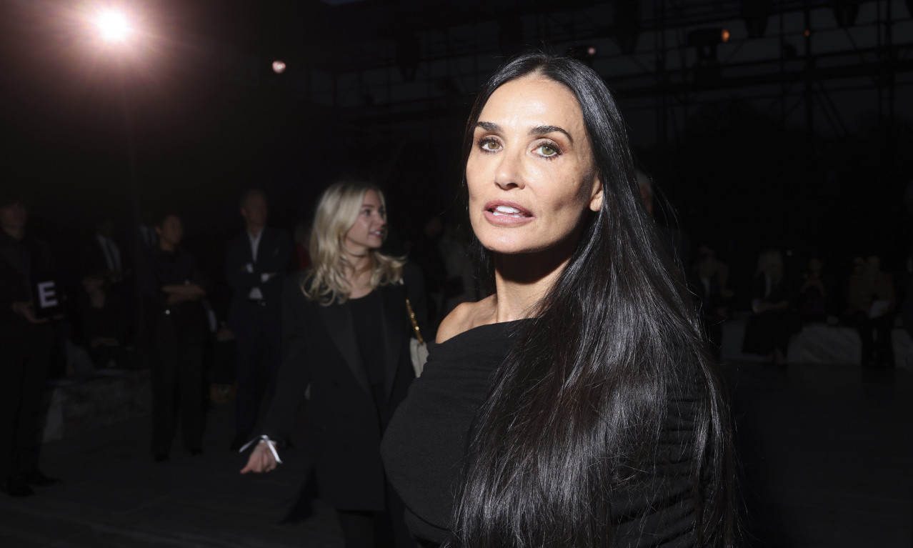 Baka od 60 GODINA "PUŠTENA S LANCA"? Internet se OBRUŠIO na Demi Mur zbog OVE HALJINE