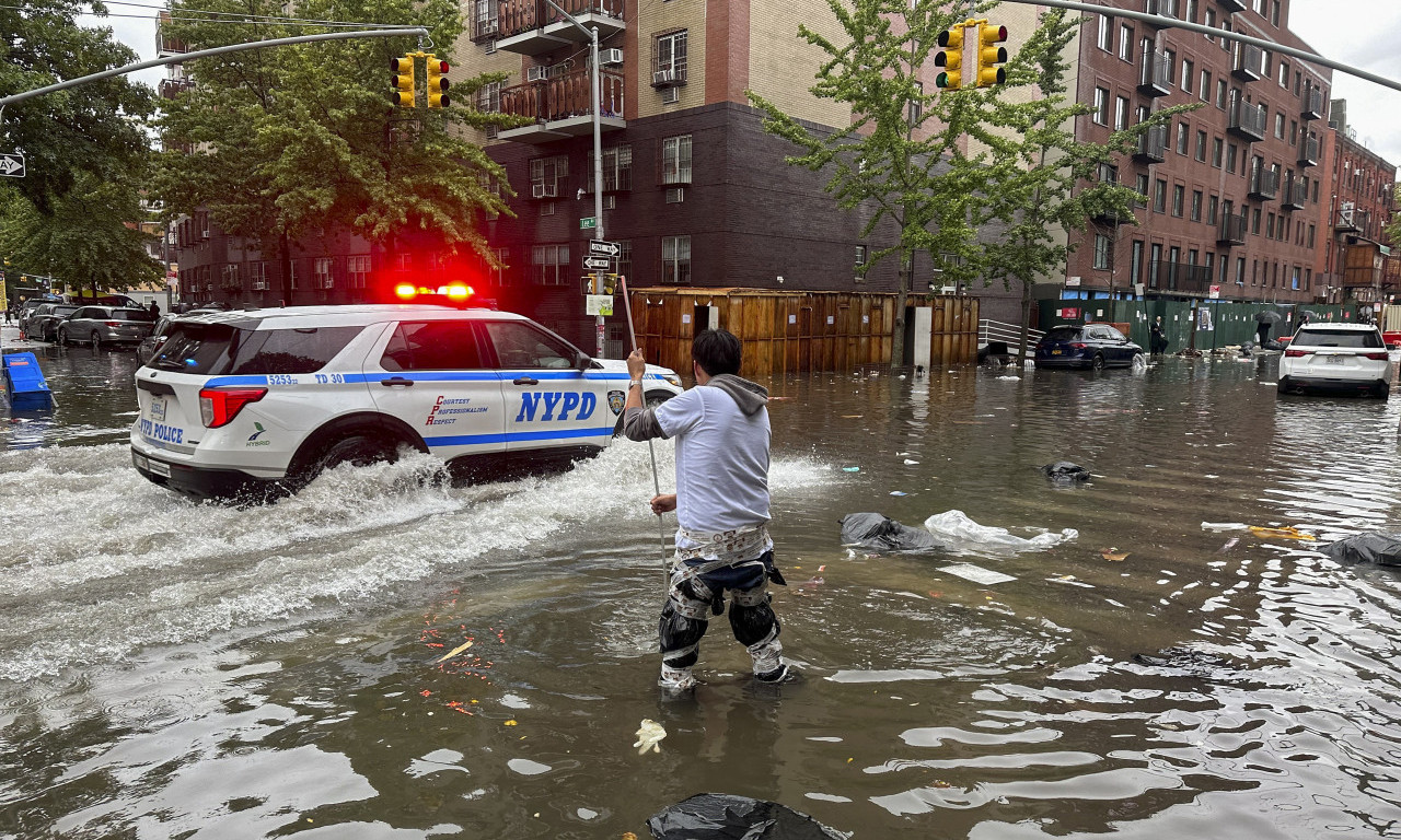VANREDNO STANJE u NJUJORKU: Grad kao JEZERO, kanalizacija preplavljena, ne rade aerodrom i METRO