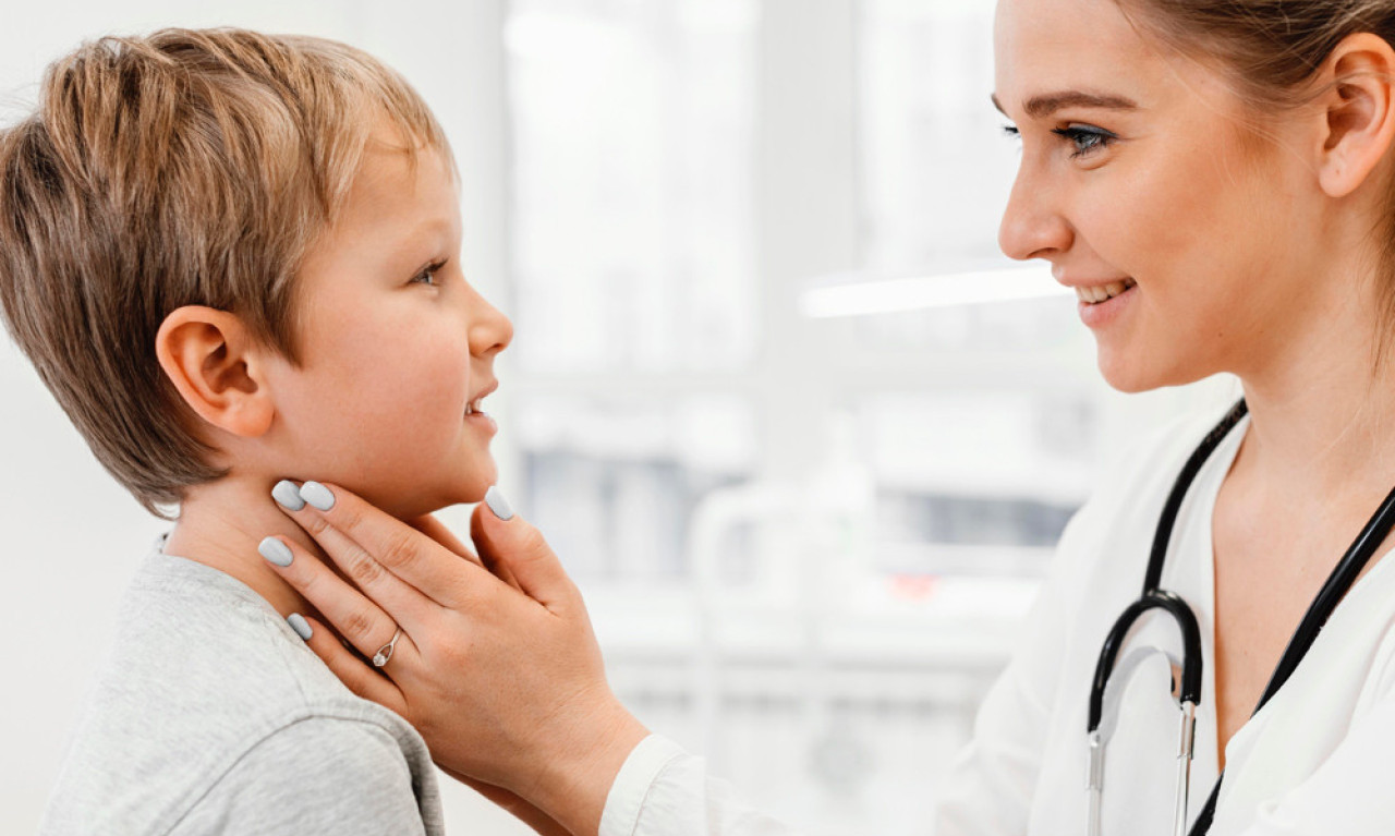 Vlada VIRUSNA UPALA GRLA KOD DECE: Doktorka Lončar objašnjava kako da PREPOZNATE SIMPTOME i uočite KOMPLIKACIJE