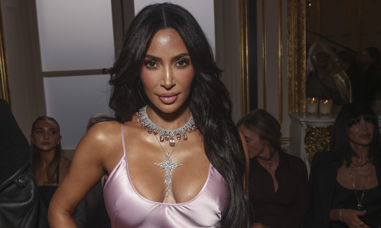 Ovaj SJAJ je muškarce definitivno ZASLEPEO: Kim Kardašijan obukla GRUDNJAK OD DIJAMANATA koji ne prekriva skoro NIŠTA