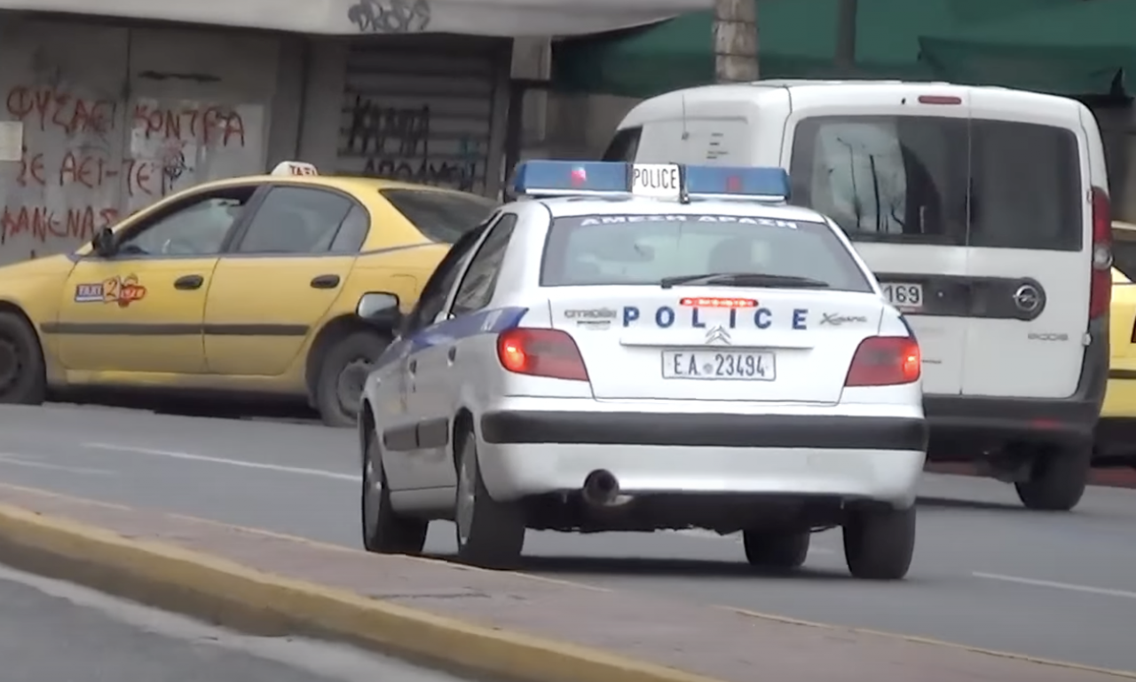 Horor u Grčkoj! Žena UBILA muškarca na ulici, zarila mu NOŽ u leđa dok je ulazio u kola