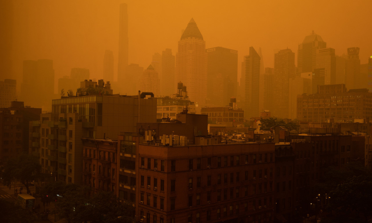 APOKALIPSA U NJUJORKU: Potop još traje, a stiže NOVI UŽAS, CRNI DIM PREKRIĆE CEO GRAD