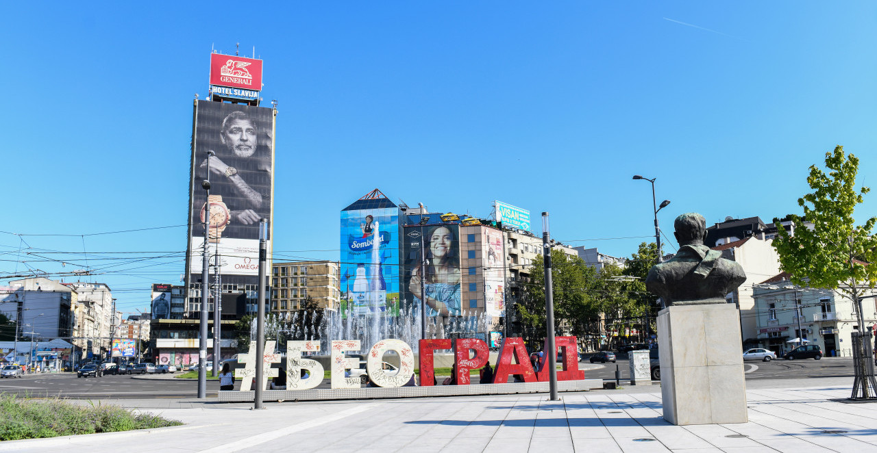 GAĐAO AUTOMOBILE CIGLAMA! Čovek lomio na Slaviji, NAPAO I POLICIJU, ali su ga brzo savladali