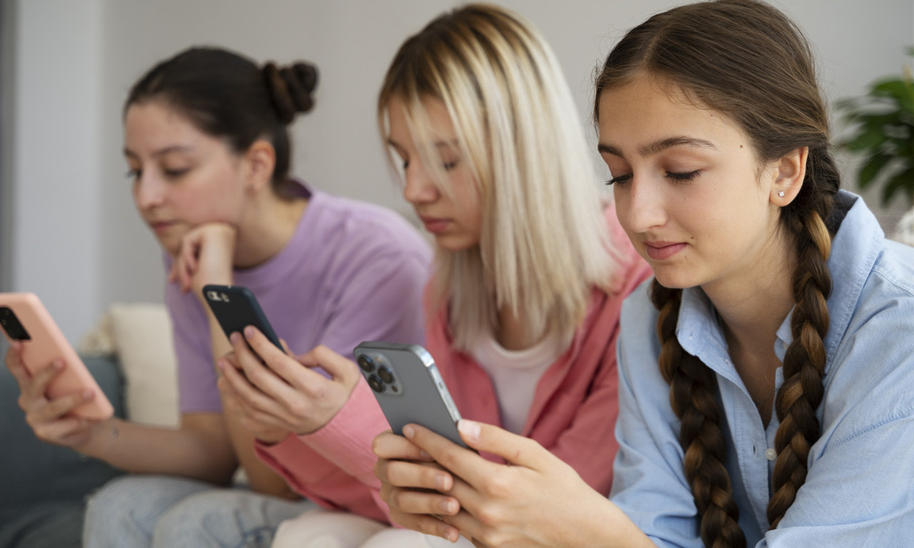 Tinejdžeri NA TELEFONIMA provedu više od 4 SATA DNEVNO: Dobijaju i po 5.000 OBAVEŠTENJA, a najviše vole TikTok