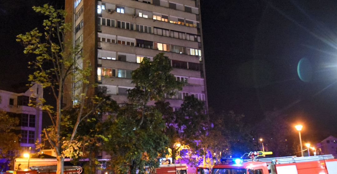 MLADIĆ (25) POKUŠAO DA SKOČI SA ZGRADE! Drama u Beogradu