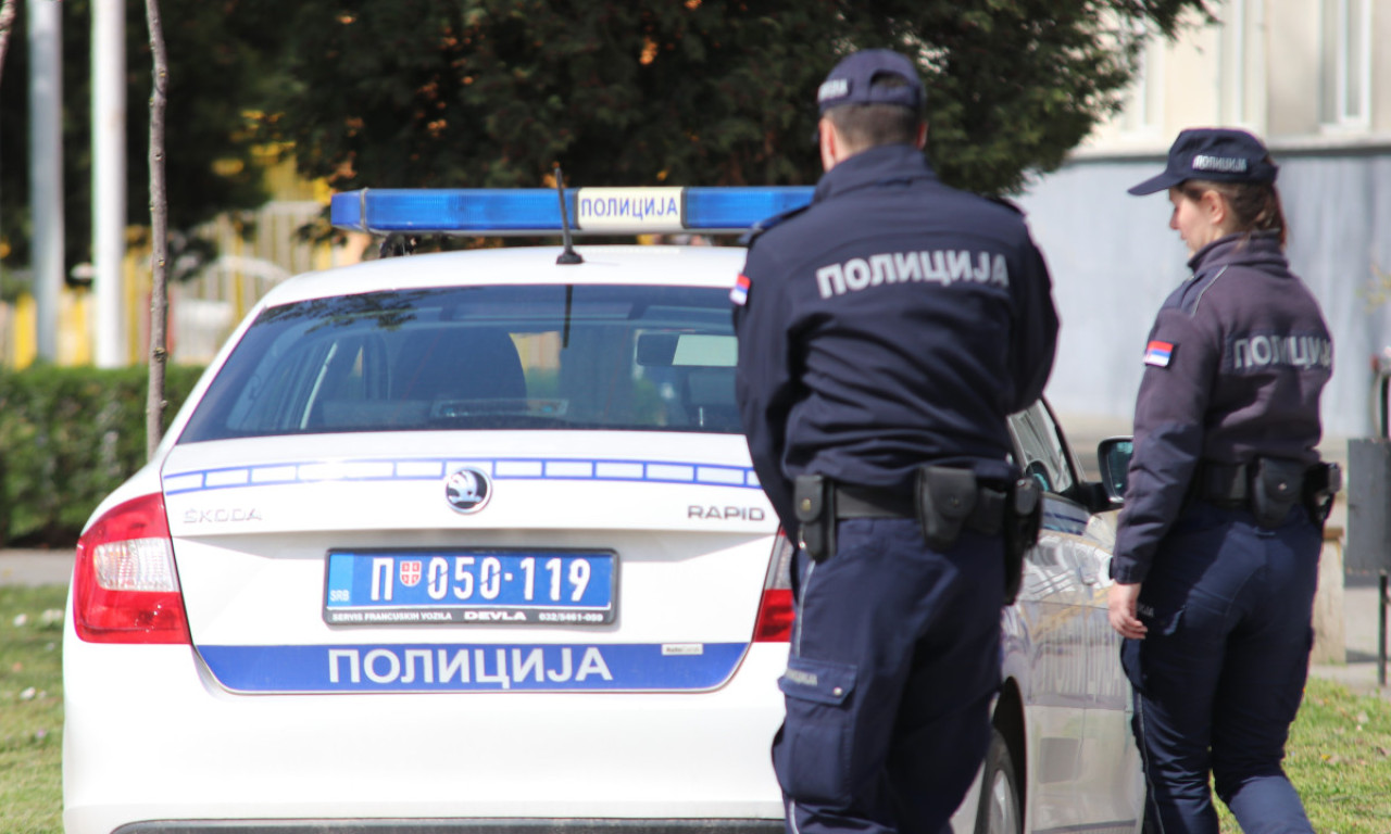 VELIKA AKCIJA POLICIJE NA UMCI Migranti na podu sa podignutim rukama, džipovi pod rotacijom (VIDEO)