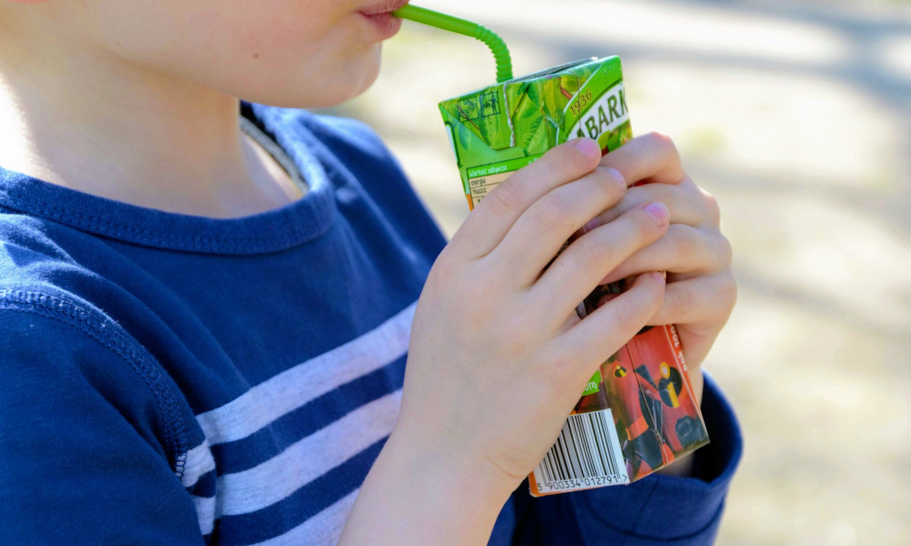 RODITELJI, OPREZ! OVI „VOĆNI SOKOVI“ SU PUNI ŠEĆERA I HEMIJE – A DECI IH DAJETE SVAKI DAN!