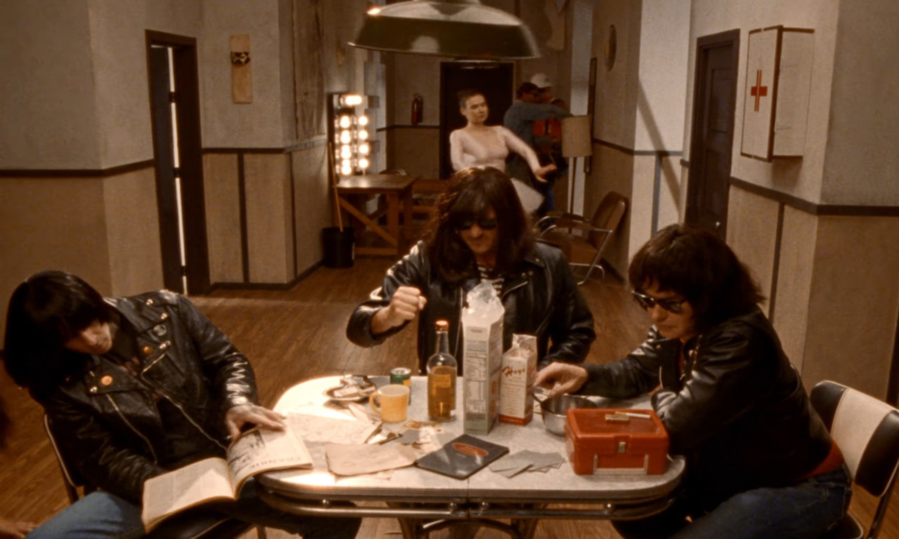Blink-182 ODALI POČAST grupi Ramones u spotu za NOVU  PESMU "Dance With Me"