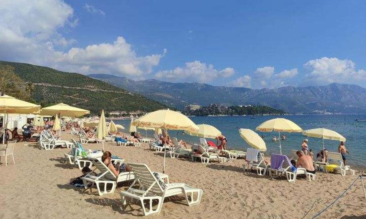 ZABRANJENO KUPANJE na omiljenim crnogorskim PLAŽAMA! Podignuta CRVENA ZASTAVICA, a ovo je RAZLOG