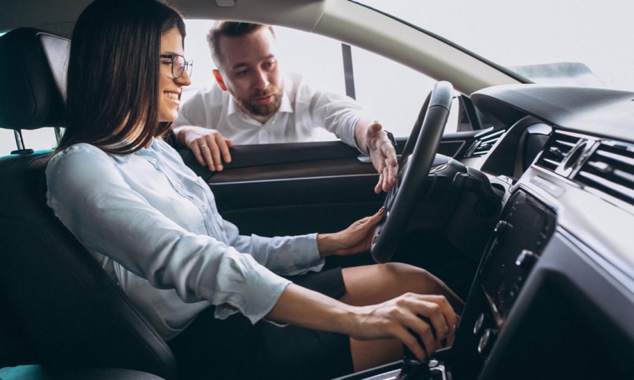 POLOVNI AUTOMOBIL U SRBIJI ZA 1000 EVRA? OVAJ OBARA S NOGU Upoznajte gradski auto koji može svuda da se parkira (FOTO)