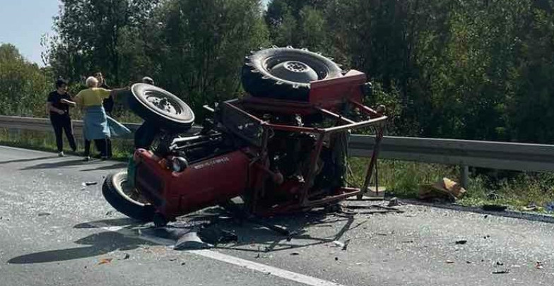 TRAGEDIJA U RAČI Vozač traktora poginuo u stravičnom prevrtanju!