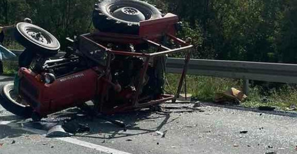 TRAGEDIJA KOD PROKUPLJA! Prevrnuo se TRAKTOR, vozač na mestu POGINUO