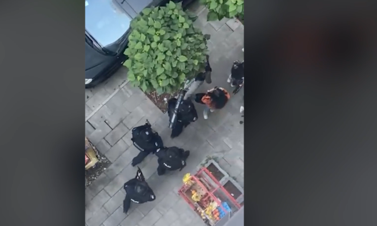 Ne prestaje TEROR KURTIJEVIH SPECIJALACA: Pretres u Kosovskoj Mitrovici, građani SNIMAJU