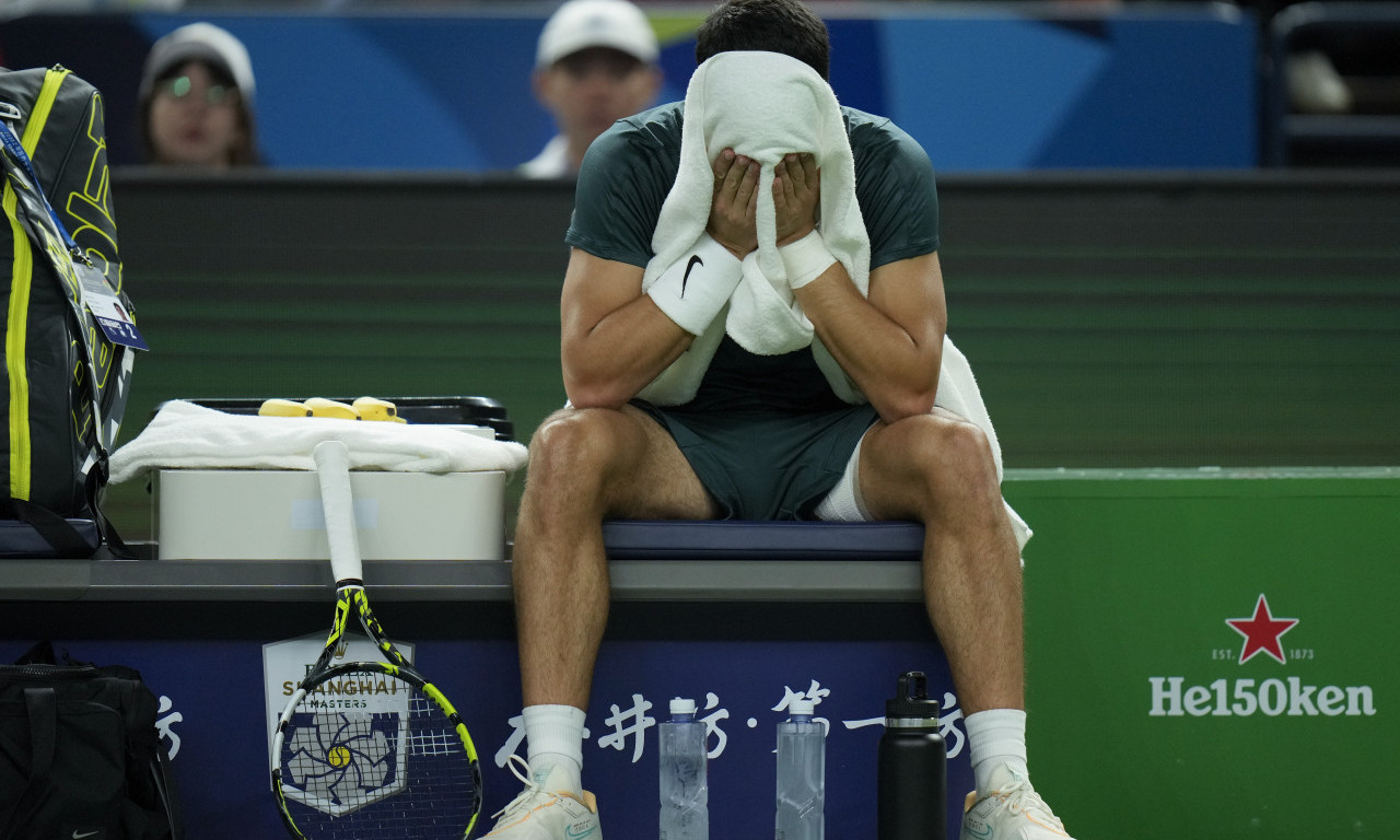 DRAMA U MAJAMIJU: Dimitrov uz pomoć lekara jedva napustio teren (VIDEO)