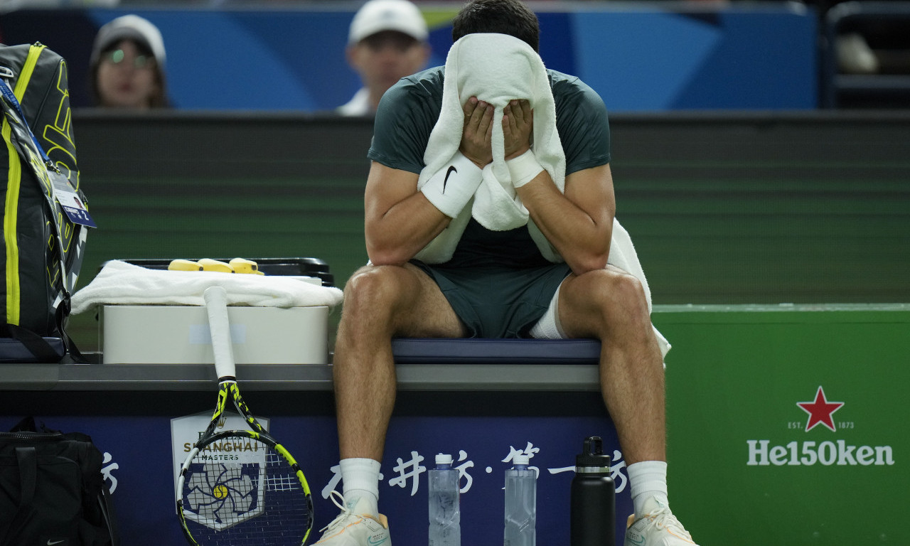 DRAMA U MAJAMIJU: Dimitrov uz pomoć lekara jedva napustio teren (VIDEO)