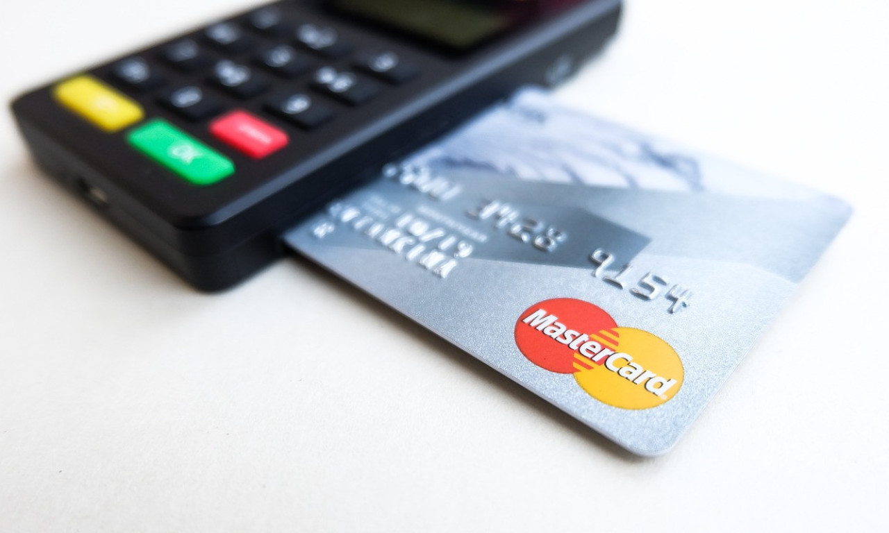 ZAŠTO STARU KARTICU NIKADA NE BI TREBALO BACATI U KANTU Važno upozorenje banaka