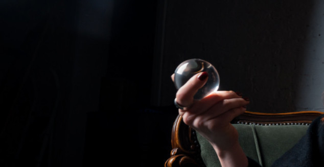 PLAŠE SE se razbijenog ogledala i nose privezak PROTIV UROKA. Ovo su NAJSUJEVERNIJI horoskopski znaci