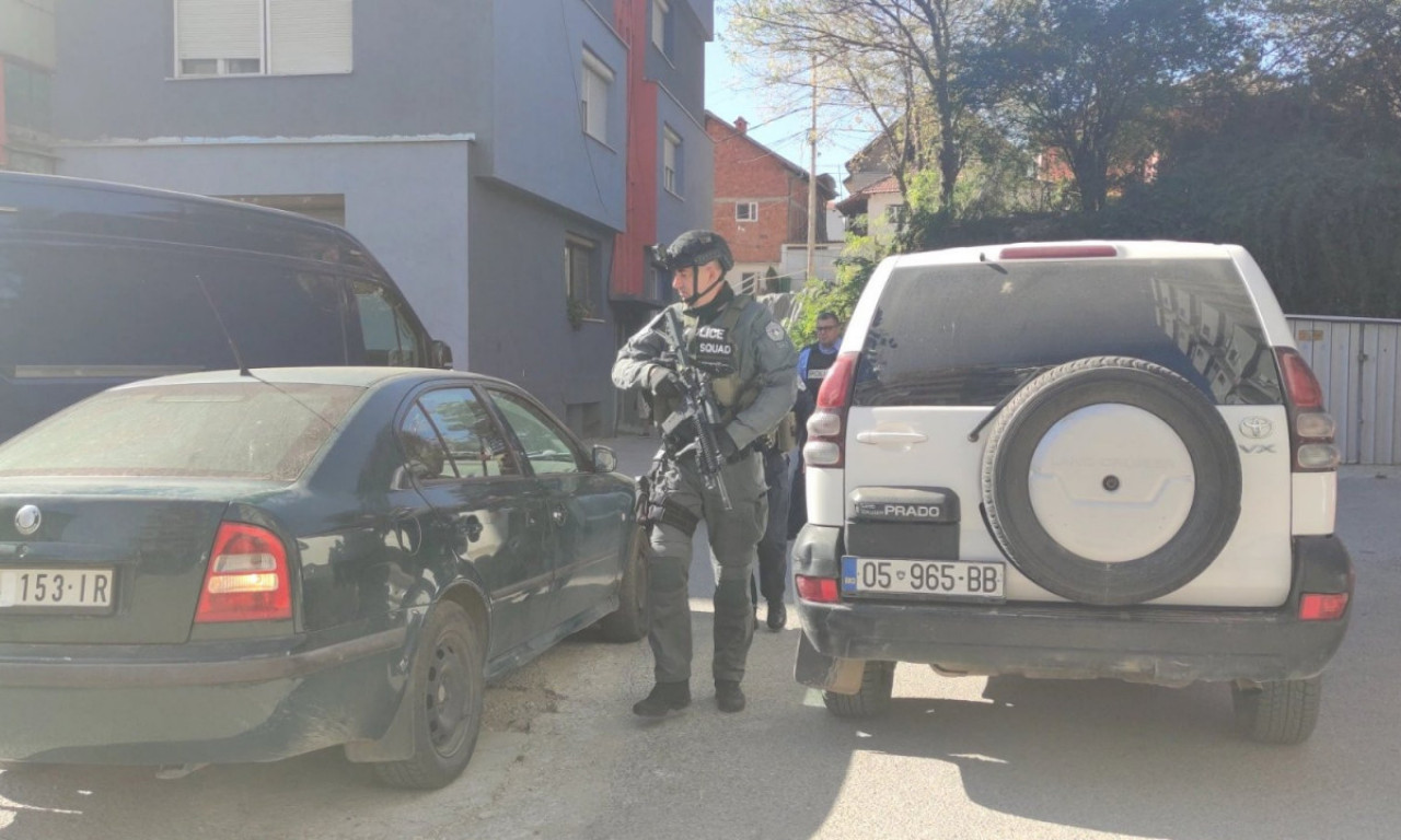 AKCIJA KURTIJEVE POLICIJE u Severnoj Mitrovici, u FANTOMKAMA pretresaju STAMBENU ZGRADU, pronađeno ORUŽJE I EKSPLOZIV