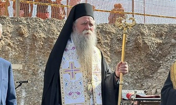 U ovom HRAMU ima mesta za SVE: Patrijarh PORFIRIJE i Joanikije OSVEŠTALI kamen TEMELJAC crkve i GIMNAZIJE Sveti Sava