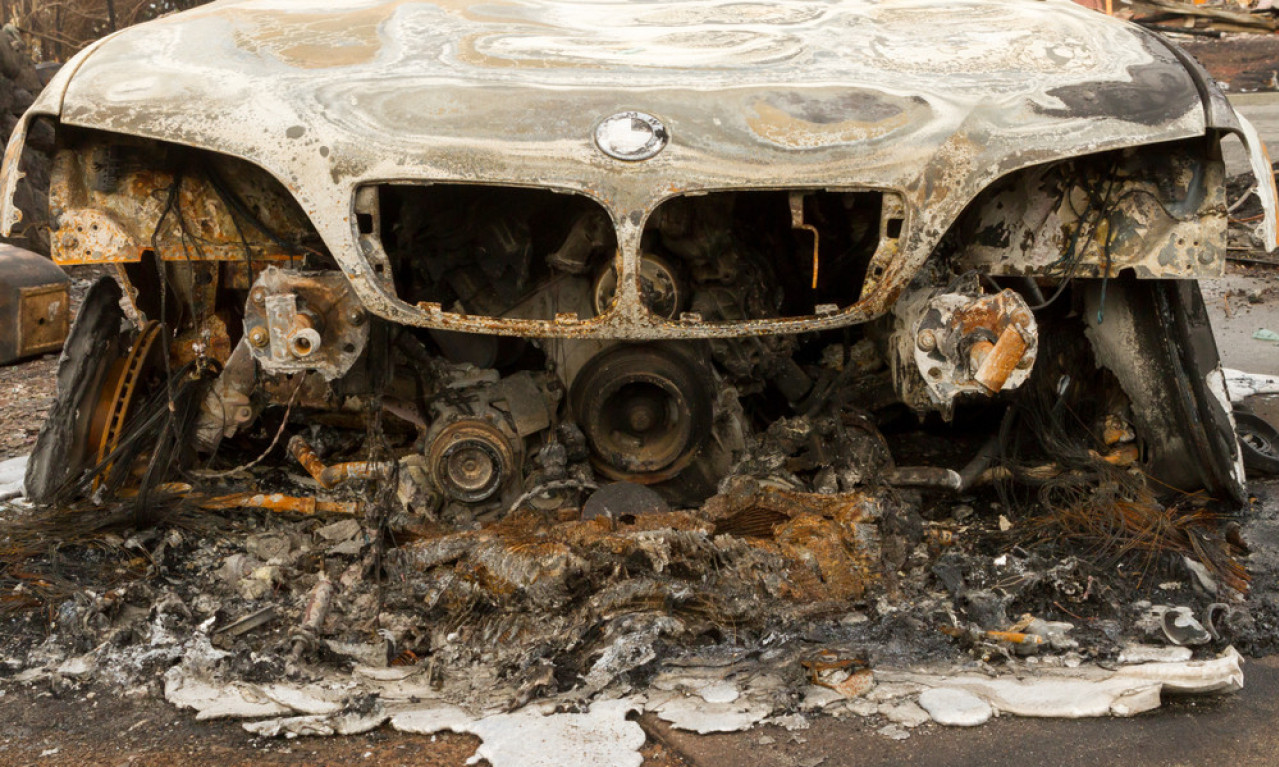 Goreo BMW X4 na Zvezdari: Vlasnica (28) sumnja da joj je AUTO ZAPALIO BIVŠI IZ OSVETE