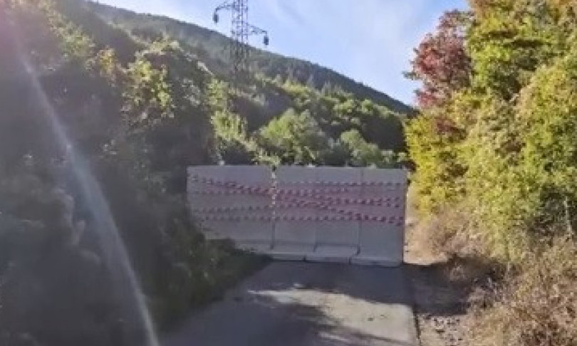 Teror se NASTAVLJA: Kosovska policija BLOKIRALA puteve BETONSKIM barijerama u Leposaviću