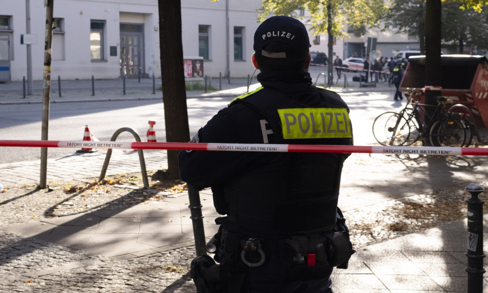 MUŠKARAC AUTOM ULETEO MEĐU LJUDE: Pregazio ženu i dete! Policija tvrdi da to nije bilo slučajno