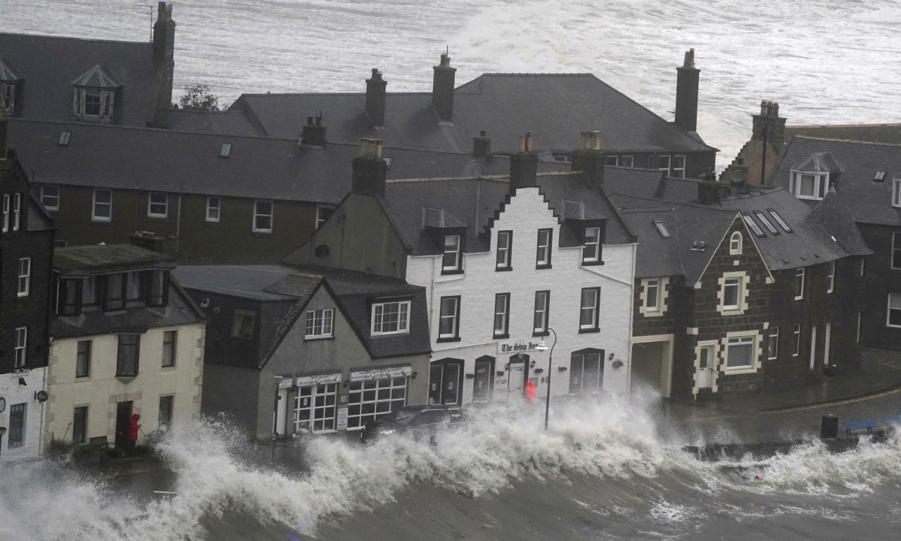 Oluja BABET stigla do OBALA Velike Britanije, EVAKUISANO više od 400 DOMOVA:  Crveno UPOZORENJE za delove Škotske