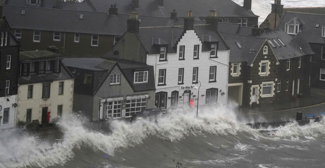 Oluja BABET stigla do OBALA Velike Britanije, EVAKUISANO više od 400 DOMOVA:  Crveno UPOZORENJE za delove Škotske