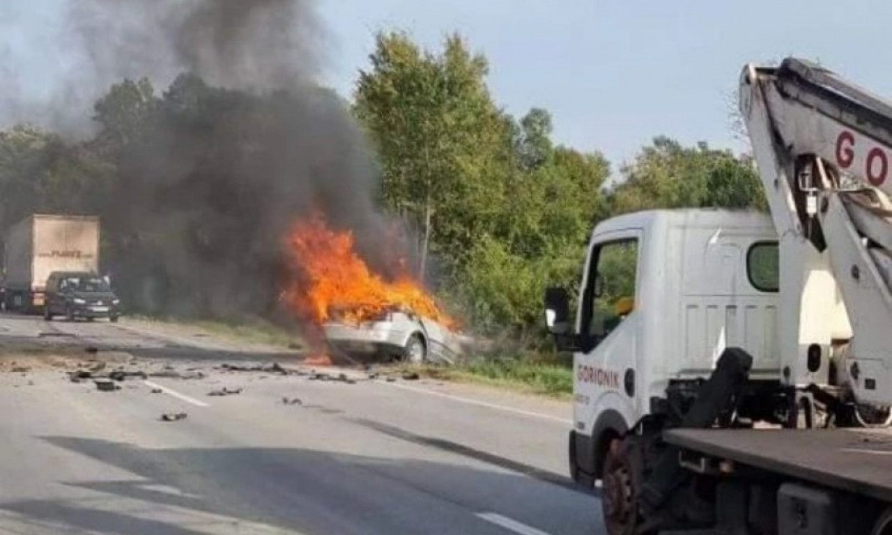 NESREĆA KOD POŽAREVCA: Automobil se zapalio nakon sudara sa kamionom, POGINULA JEDNA OSOBA