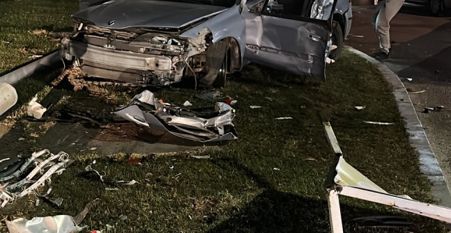 NESREĆA u ČAČKU: Auto potpuno SMRSKAN, udario u drugo VOZILO, pa se zakucao u BETONSKI STUB