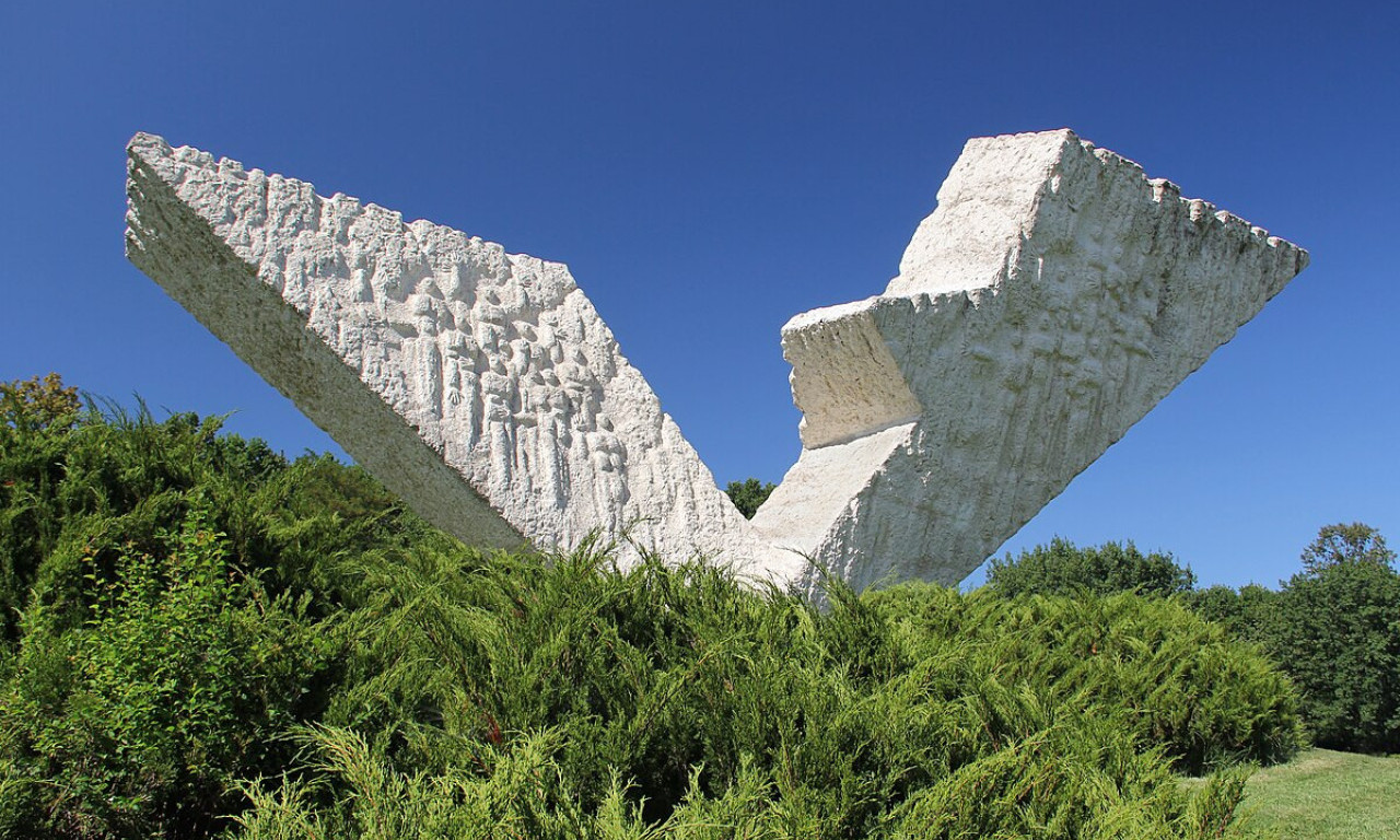 SEĆANJE NA ŠUMARICE 84 godine od streljanja đaka, nastavnika i nedužnih građana Kragujevca