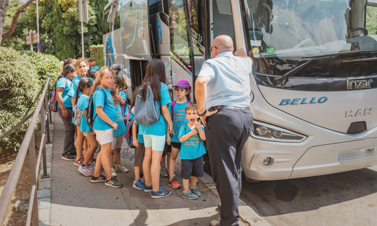 Vreme je EKSKURZIJA, da li neko pazi na to KO NAM I ČIME VOZI DECU?