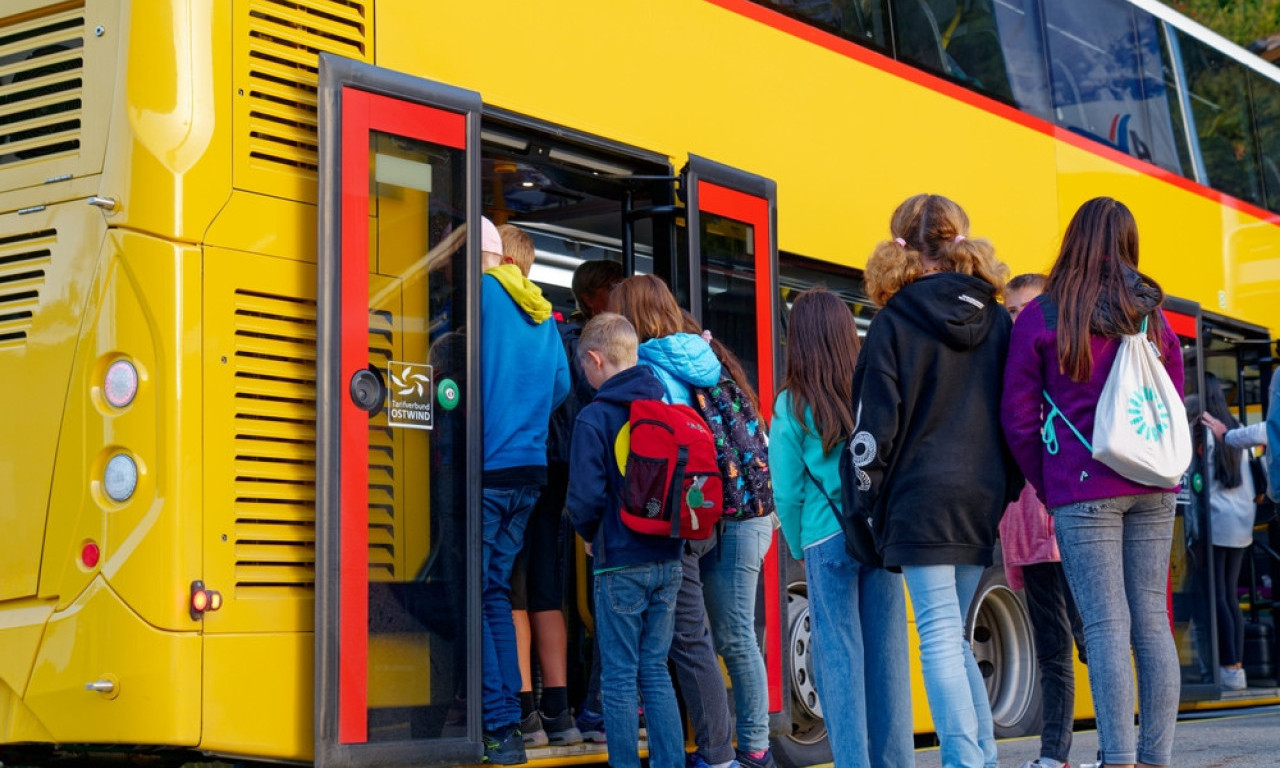 PIJANI VOZAČI HTELI DA VOZE DECU NA EKSKURZIJU! MUP u velikoj kontroli, češlja se sve!