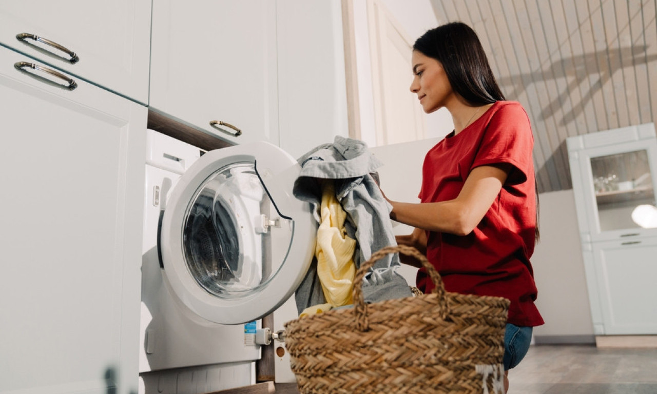 Šta kada vam se ODEĆA SKUPI POSLE PRANJA? Ovaj trik vratiće je u normalu