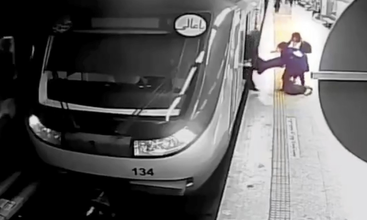 IRANSKA tinejdžerka (16) doživela MOŽDANU SMRT: Navodno je pretukla POLICIJA jer nije nosila HIDŽAB