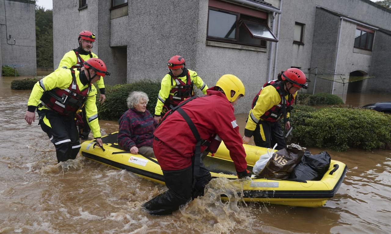 Povećao se broj POGINULIH u Velikoj Britaniji: Nevreme donelo ogromne POPLAVE