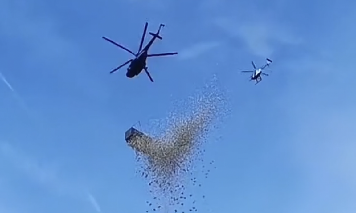 Influenser izbacio iz helikoptera MILION DOLARA: Stvorio se TOTALNI HAOS, ljudi nagrnuli sa TORBAMA I KESAMA