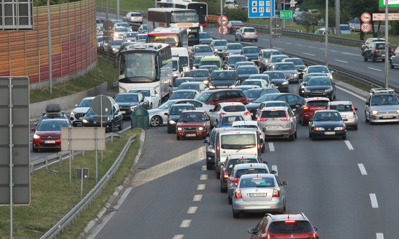 KOLAPS NA GAZELI Kritične tačke u Beogradu - špic je krenuo ranije, evo gde su gužve (FOTO)