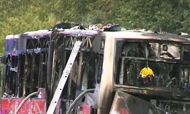 Pogledajte kako je GOREO AUTOBUS na Brankovom mostu, od njega NIŠTA NIJE OSTALO (video)