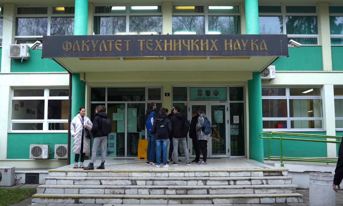 DOJAVA O BOMBI NA FAKULTETU TEHNIČKIH NAUKA U NOVOM SADU: Studenti napustili zgradu, policija pregleda!