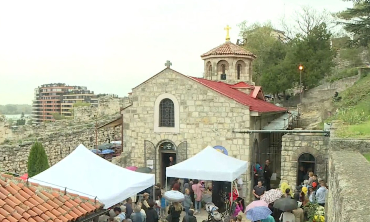 MASA LJUDI ČEKA U REDU NA KALEMEGDANU Vernici se mole Svetoj Petki, a ovo su verovanja koja se prenose generacijama