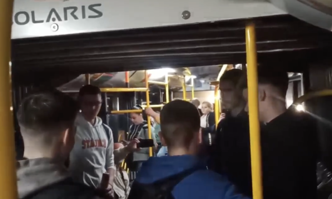 Dirljiva scena u BEOGRADSKOM AUTOBUSU: Putnici na liniji 56 se RASPLAKALI uz PESME sa KiM (VIDEO)