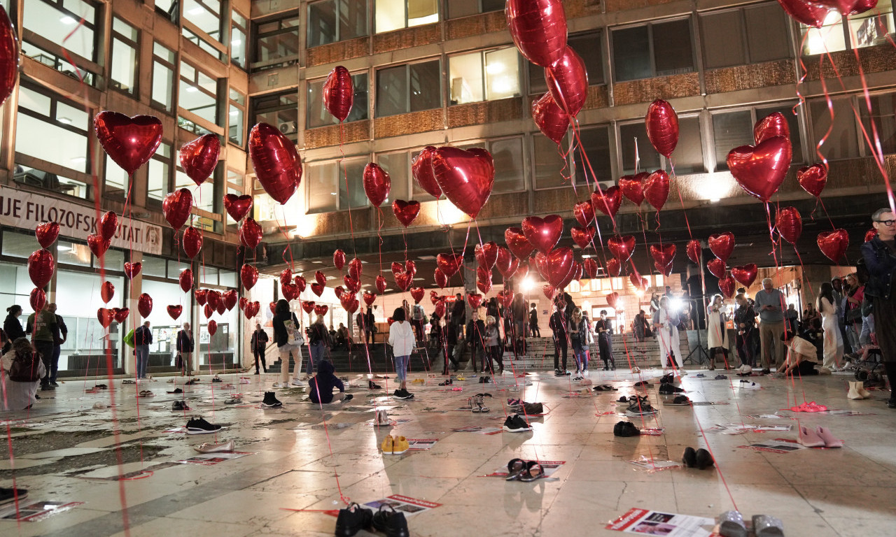 Ispred Filozofskog fakulteta POSTAVLJENO je 220 balona u obliku SRCA za 220 OTETIH izraelskih CIVILA