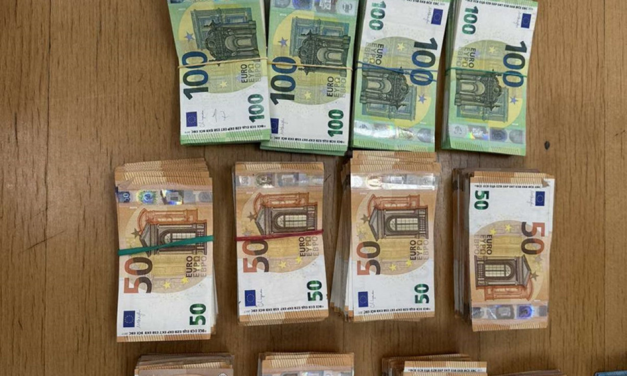 CARINICI na HORGOŠU u ugradnom frižideru AUTOBUSA pronašli 154.000 evra
