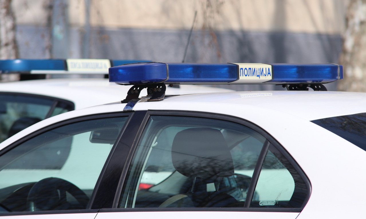 Policija ZAUSTAVILA SAOBRAĆAJ, filmska akcija na NOVOM BEOGRADU: Iz crnog BMW-a izvedeno TROJE