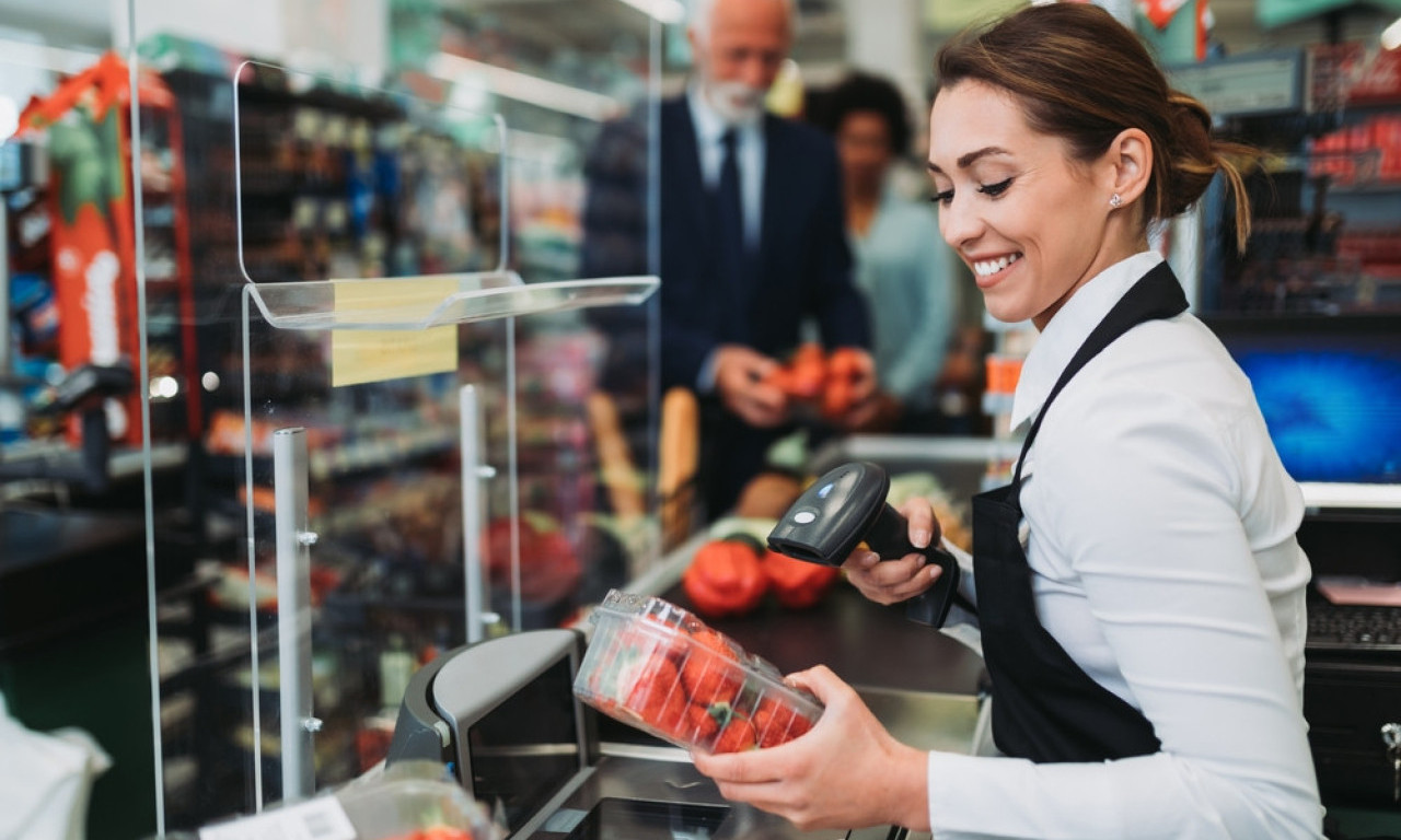 MISTERIOZNI MUŠKARAC PLATIO PENZIONERKI RAČUN U PRODAVNICI A onda je otkrila još nešto neverovatno