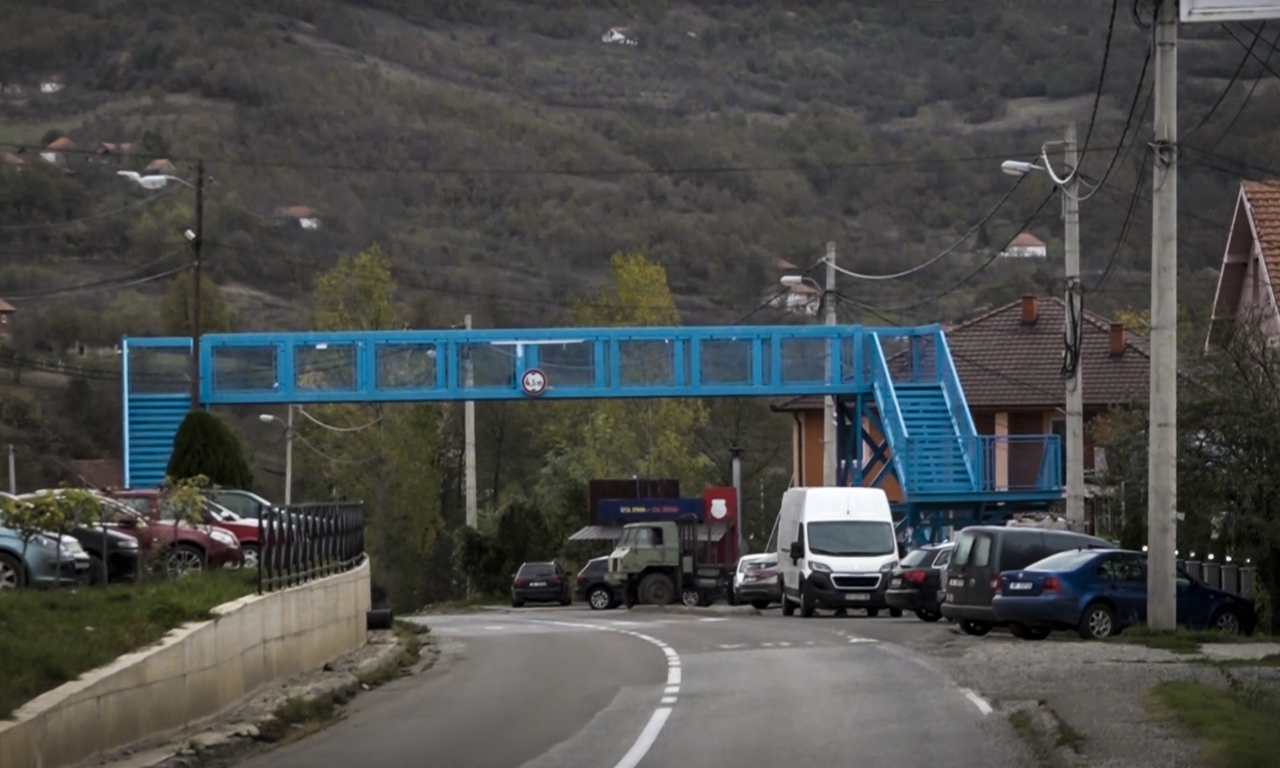 POLICIJA tzv. Kosova uklonila PANO "Ovo je Srbija" kao i sve SRPSKE ZASTAVE u SOČANICI